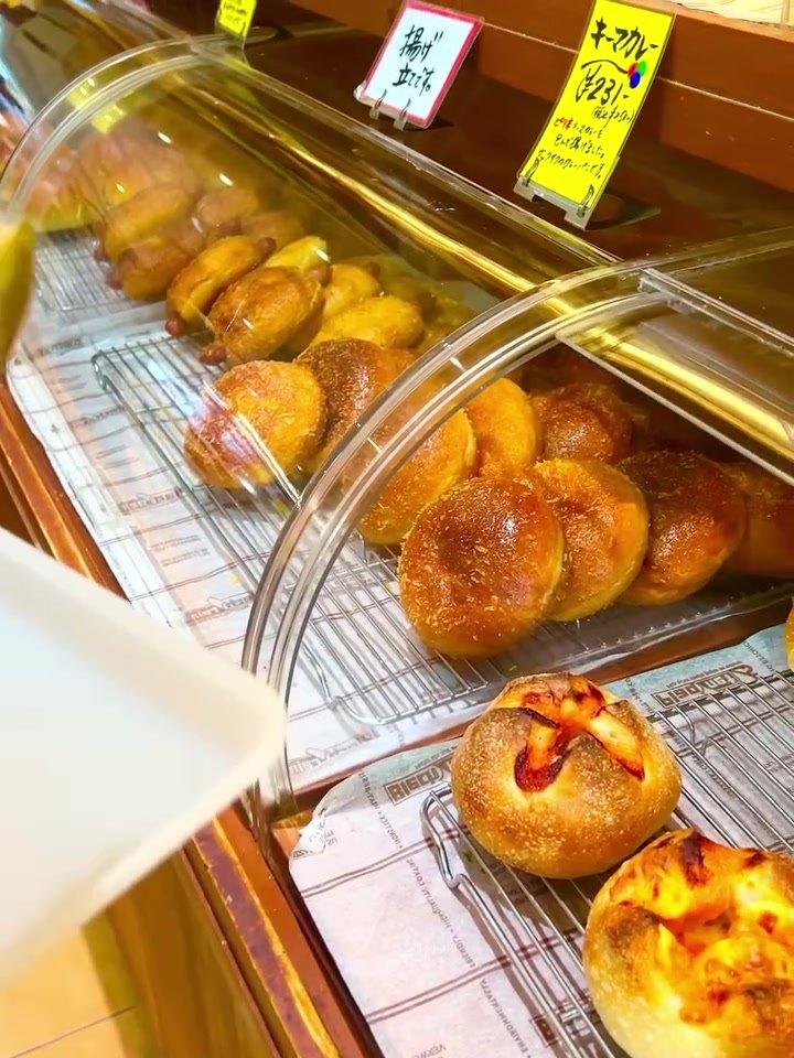 ア・ヴォロンテのショーケースに並ぶ惣菜パン
