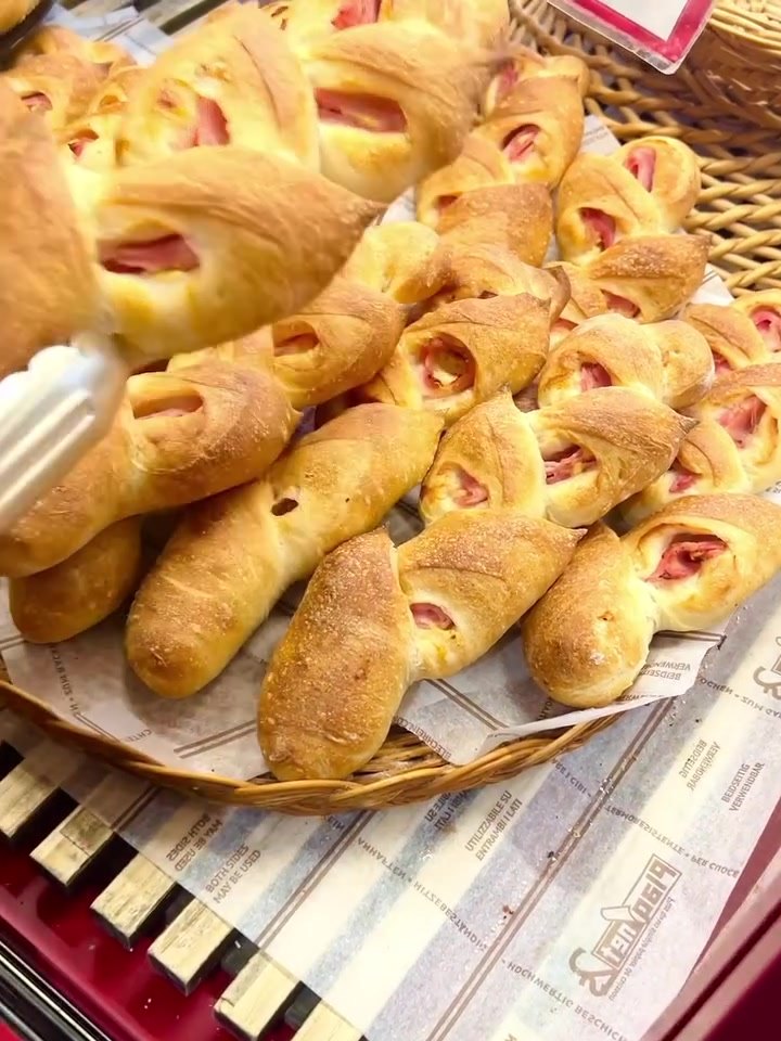 ア・ヴォロンテのかごに山盛りのウインナーパン
