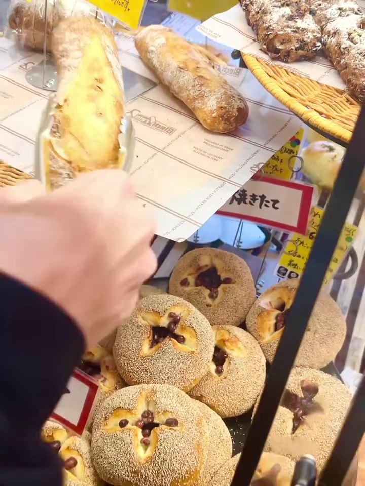 ア・ヴォロンテの焼きたてコーナー、十字の切れ目が入ったパン