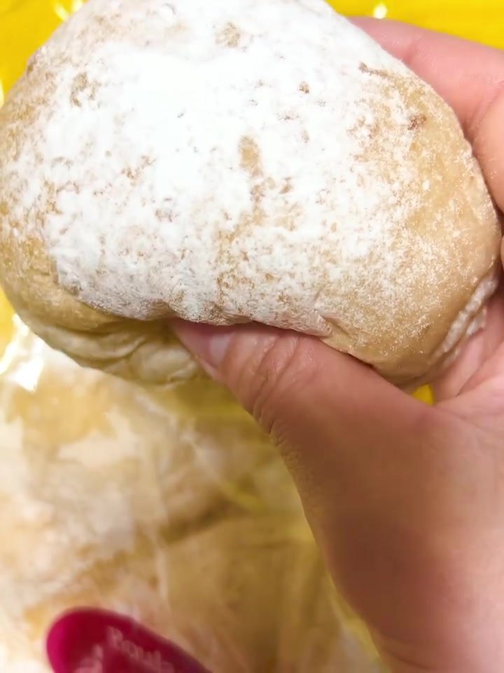 ア・ヴォロンテのくるみパンを手に持ったところ