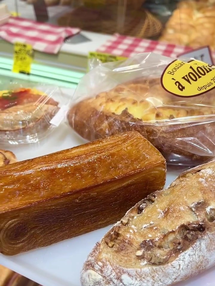 ア・ヴォロンテ本店のショーケース前、購入したパンを載せたトレー