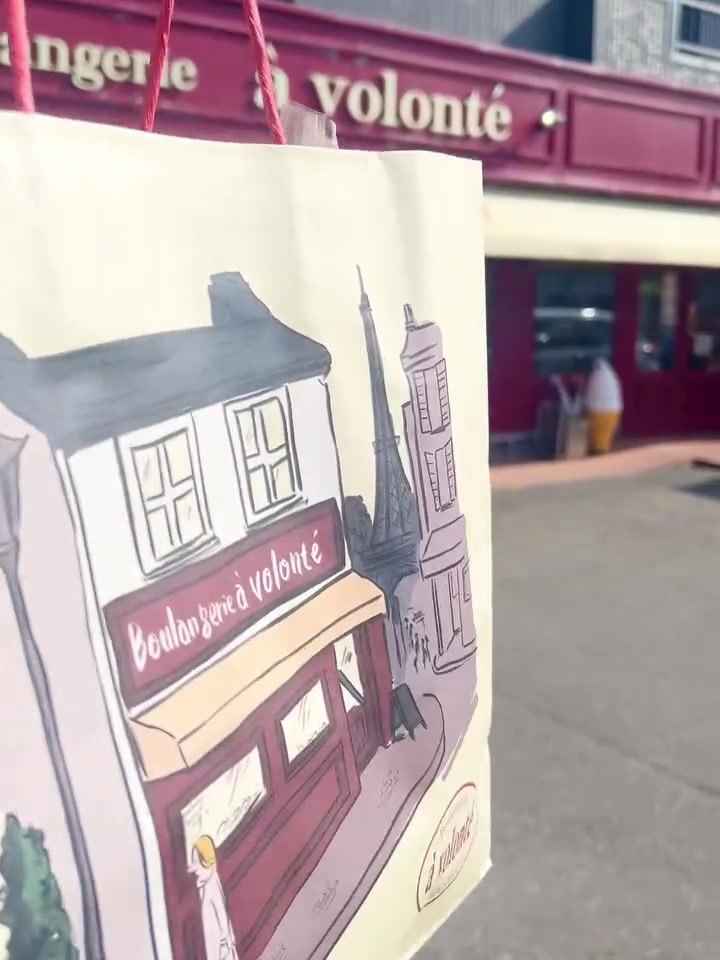 ア・ヴォロンテ本店の紙袋と赤い看板の店舗