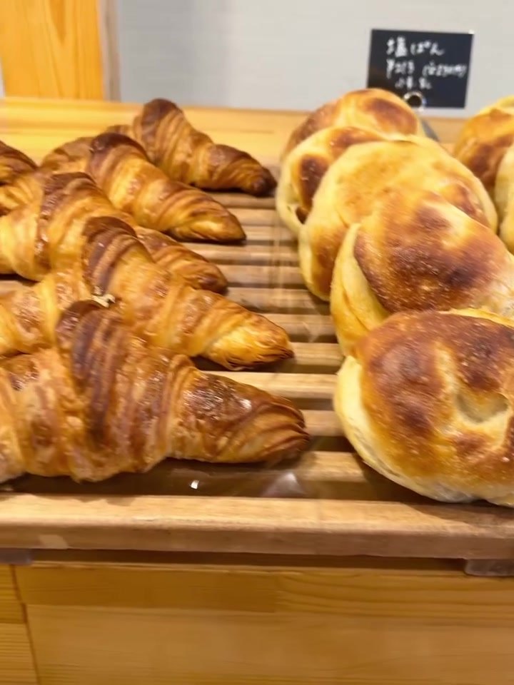チョップアップクラスト 焼き色のきれいなクロワッサンの列