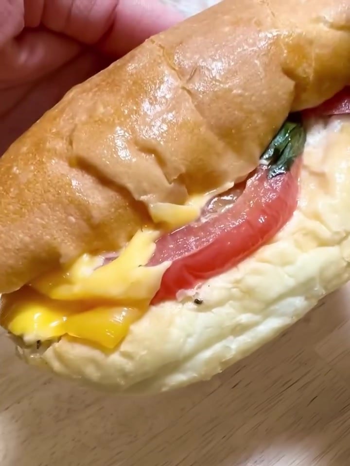 チョップアップクラスト トマトとチーズのサンドイッチ