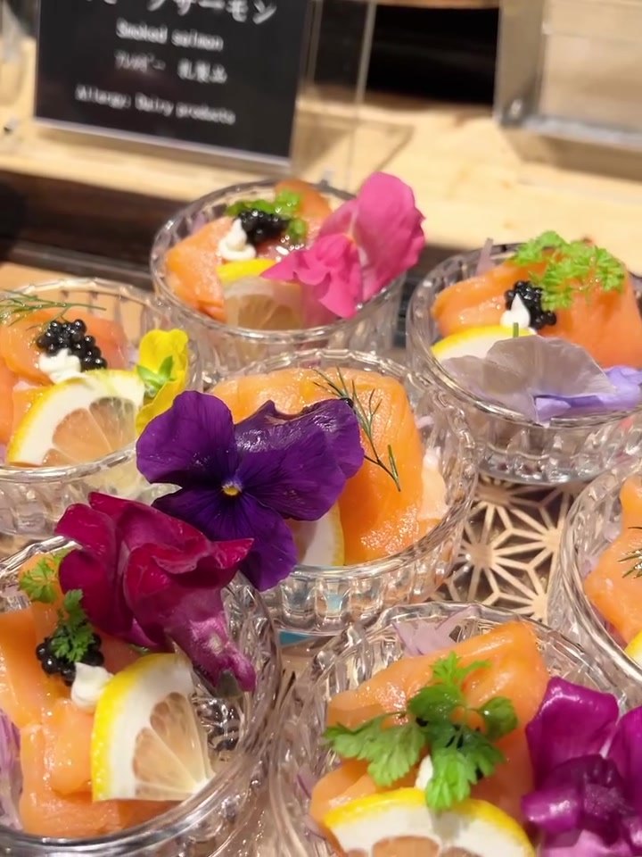 グランディア芳泉のエディブルフラワーを飾ったスモークサーモンの前菜