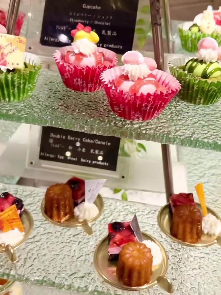 グランディア芳泉のカップケーキとカヌレ、小さなケーキのデザート