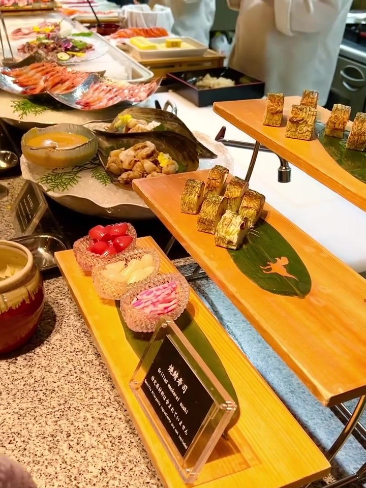 グランディア芳泉のライブキッチン前、焼き鯖寿司と甘えびの並び