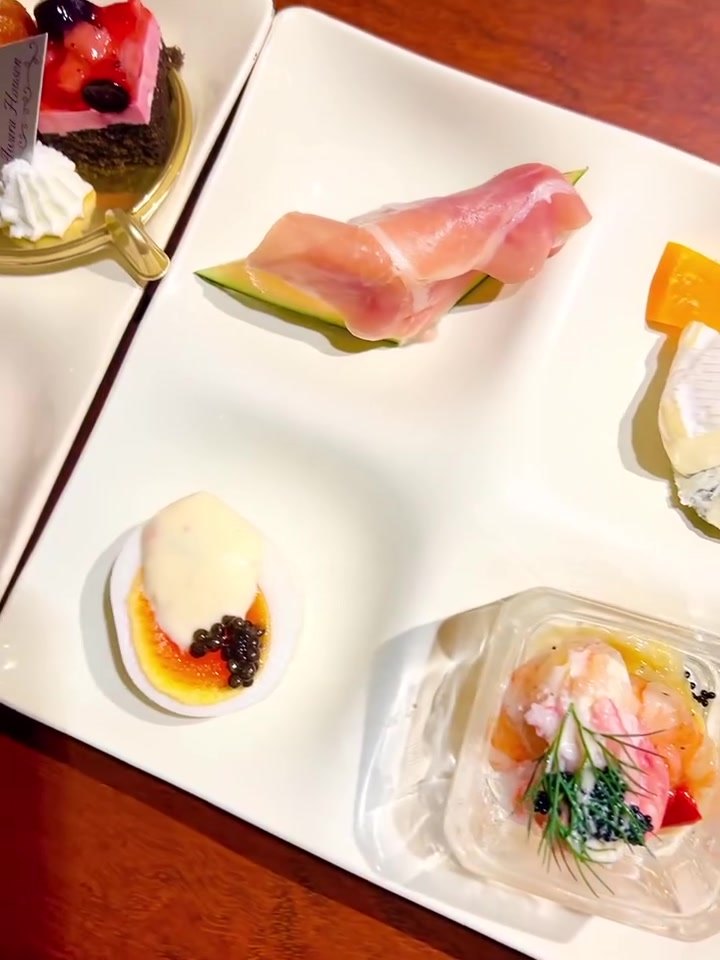 グランディア芳泉で取り分けた前菜とデザートのプレート