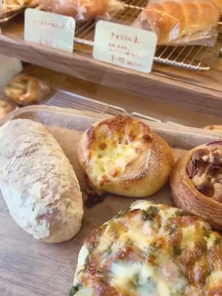 グリンベーカリーのピザパンとチーズパンが並ぶ棚