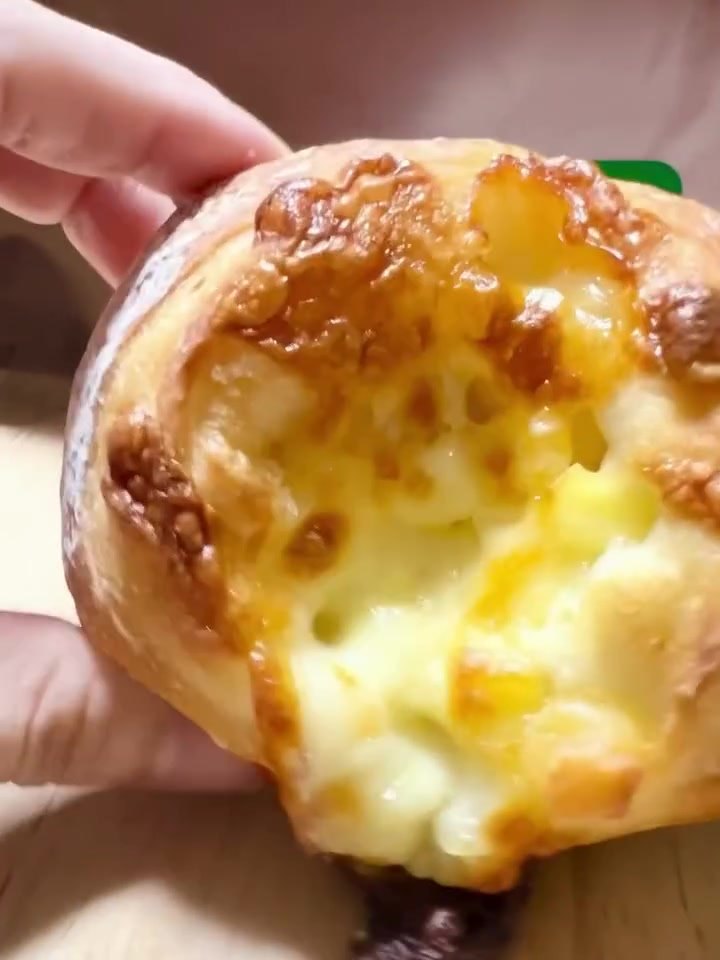 グリンベーカリーのチーズパンを割ったところ、とろけるチーズ