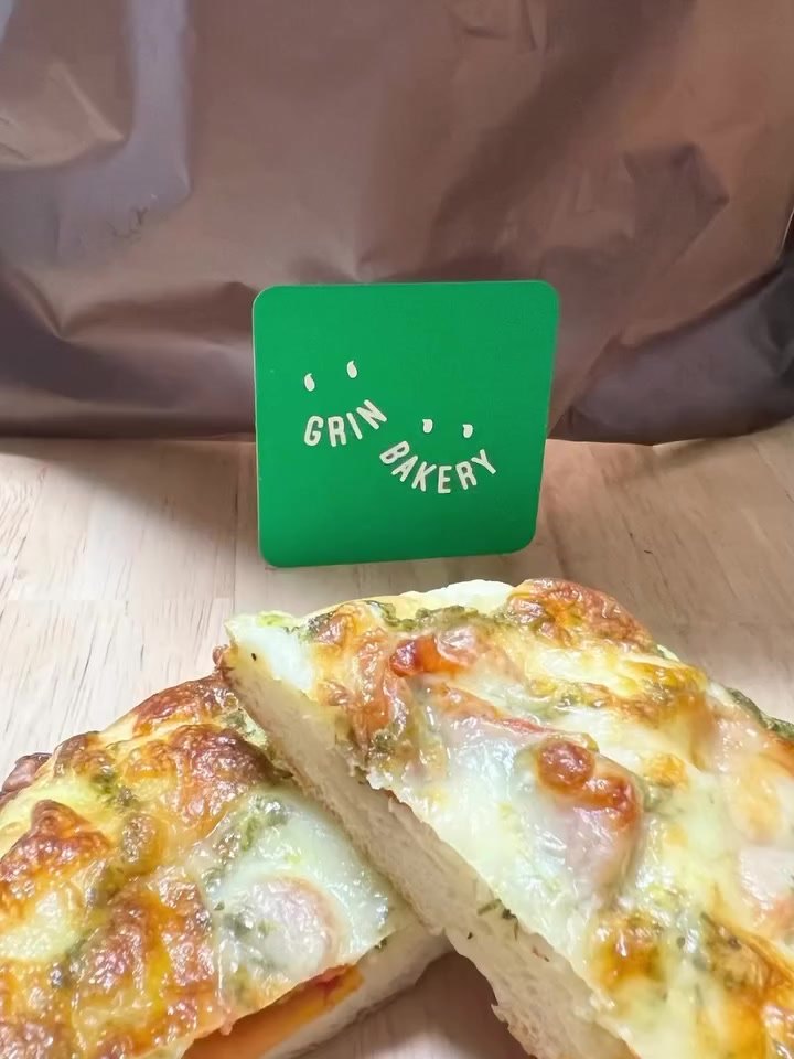 グリンベーカリーのショップカードとカットしたピザパンの断面