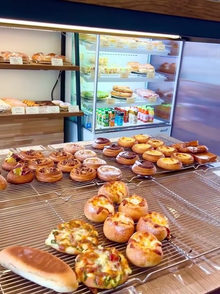 グリンベーカリー店内、パンがずらりと並ぶ陳列棚