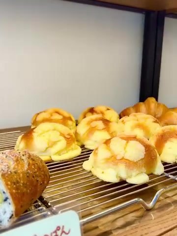 グリンベーカリーの焼きたてパンが並ぶ冷却ラック