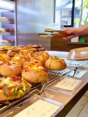 グリンベーカリーで焼き上がったパンを棚に並べる様子