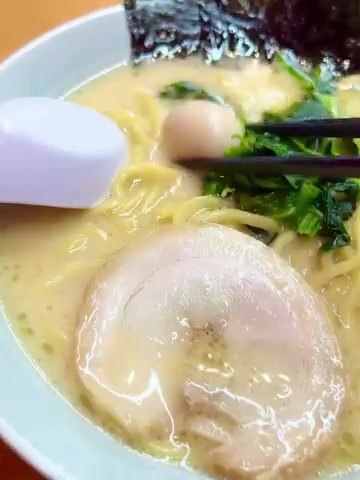 魂心家 福井店 ラーメンのチャーシューとうずら卵、ほうれん草