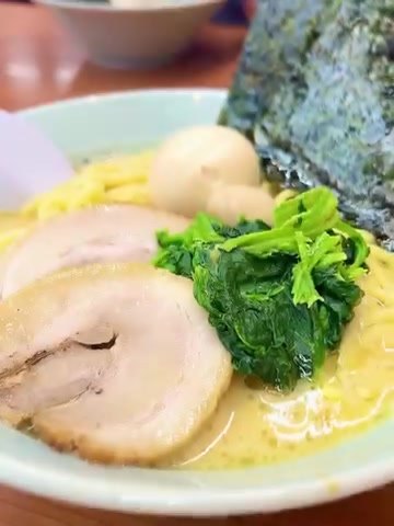 魂心家 福井店 ラーメン全体、海苔とほうれん草がのった丼