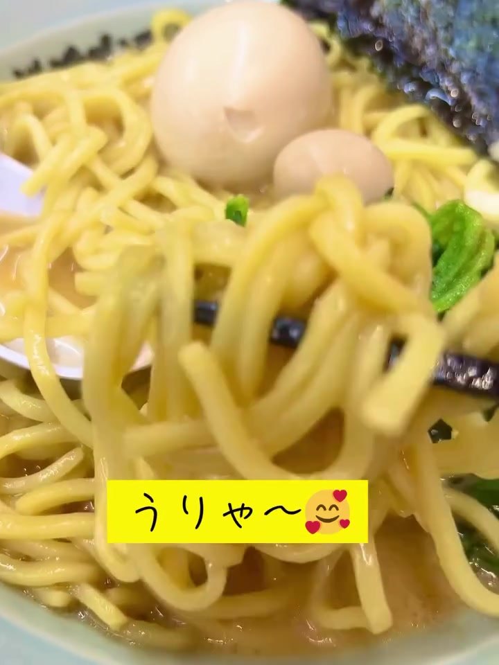 魂心家 福井店 中太麺を箸で混ぜているところ