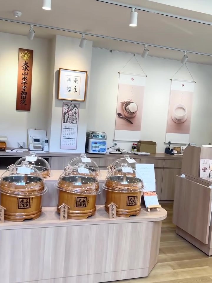 米五のみそ みそ楽 併設店舗の量り売り味噌樽が並ぶカウンター