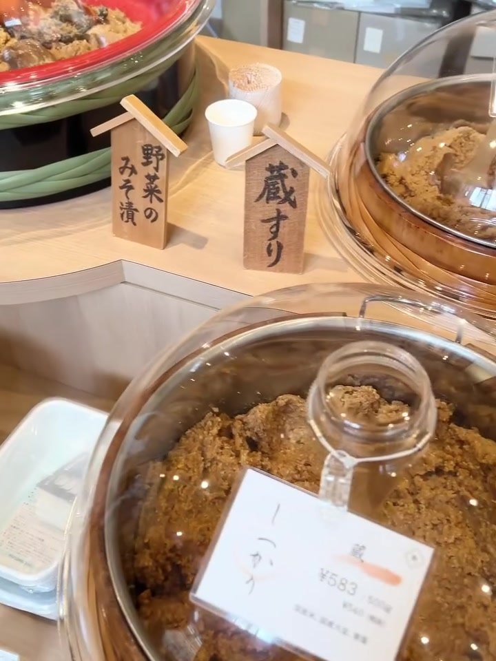 米五のみそ みそ楽 木樽に入った量り売りの味噌と名札