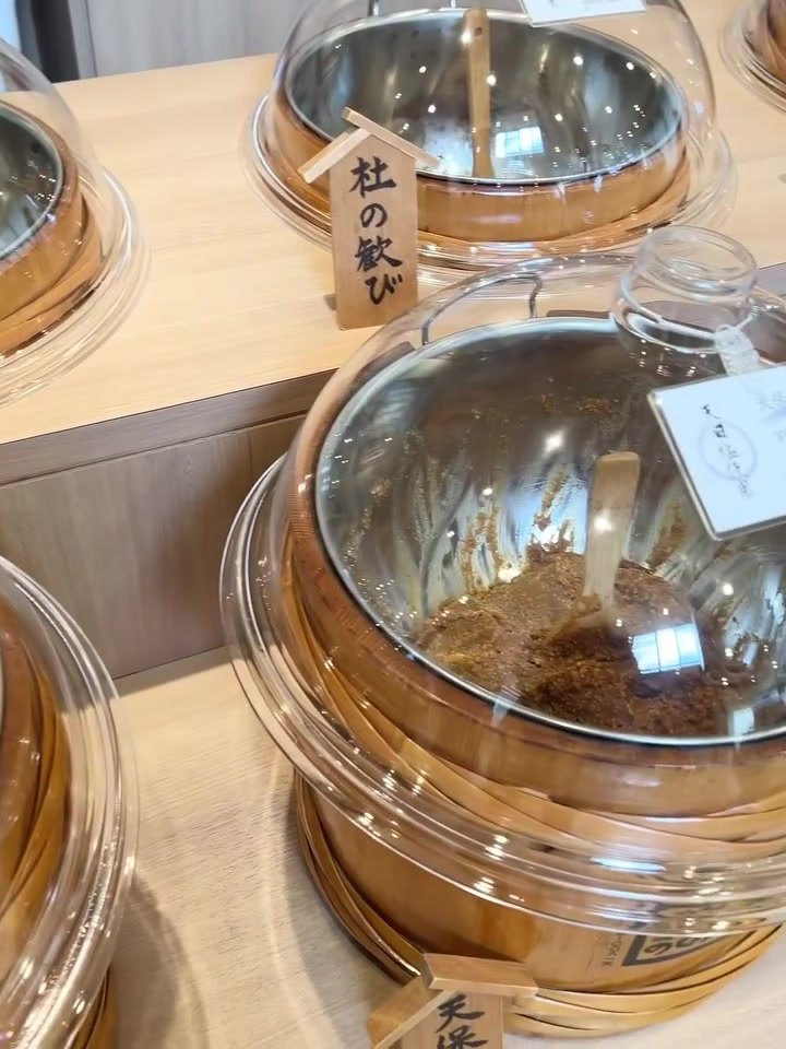 米五のみそ みそ楽 透明なフタ付きの木樽が並ぶ量り売りコーナー