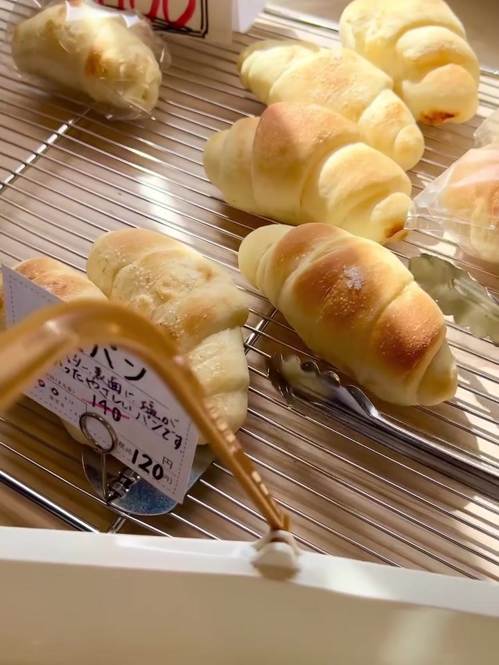 パンテス 網の上に並ぶ焼きたて塩パンと値札