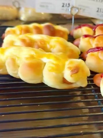 パンテス チーズの編みパンとソーセージパンのアップ