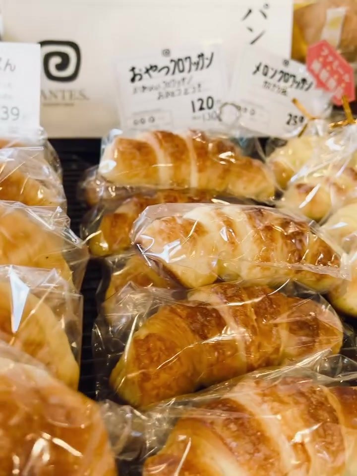 パンテス おやつクロワッサンやメロンパンの棚