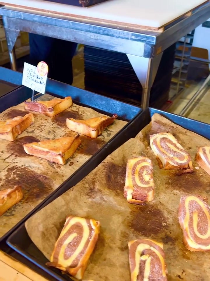 パンテス トレーに並ぶあん食パンの渦巻き模様の焼き菓子