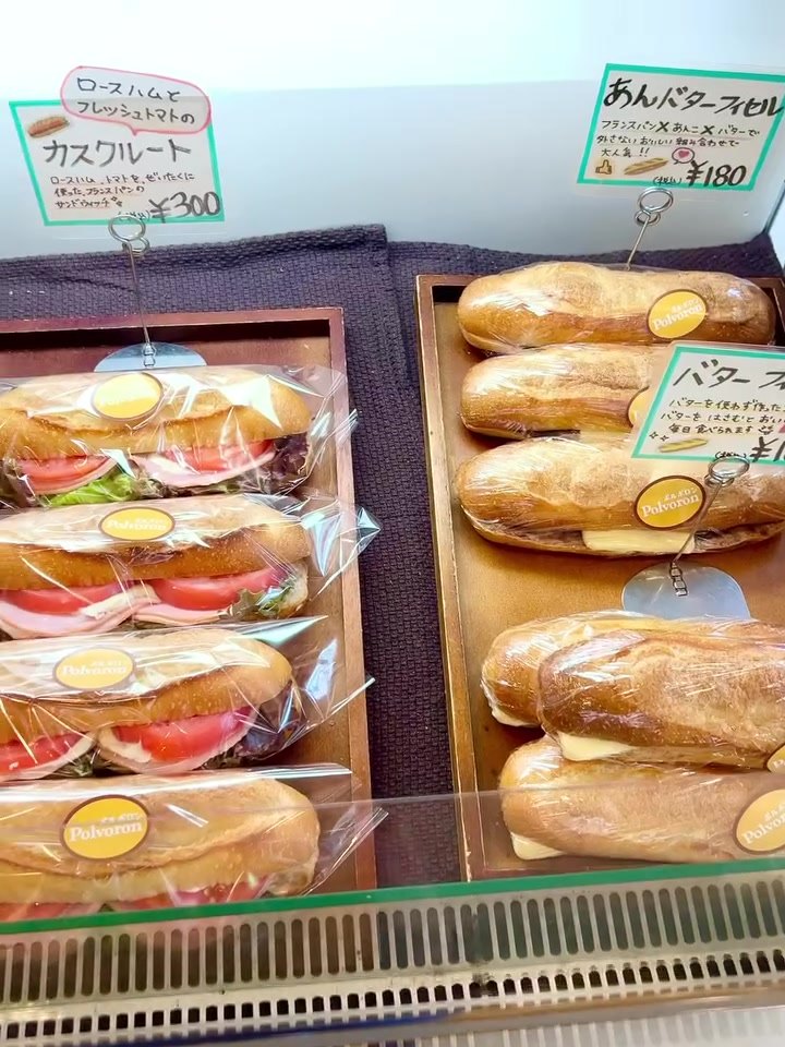 ポルボロン店内に並ぶサンドイッチとカスクルートの棚