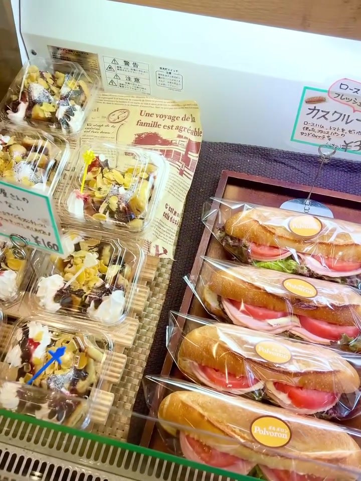 ポルボロンのサンドイッチ棚と焼き菓子コーナー