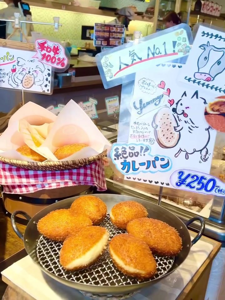 ポルボロン人気No.1の和牛100%カレーパン250円とPOP
