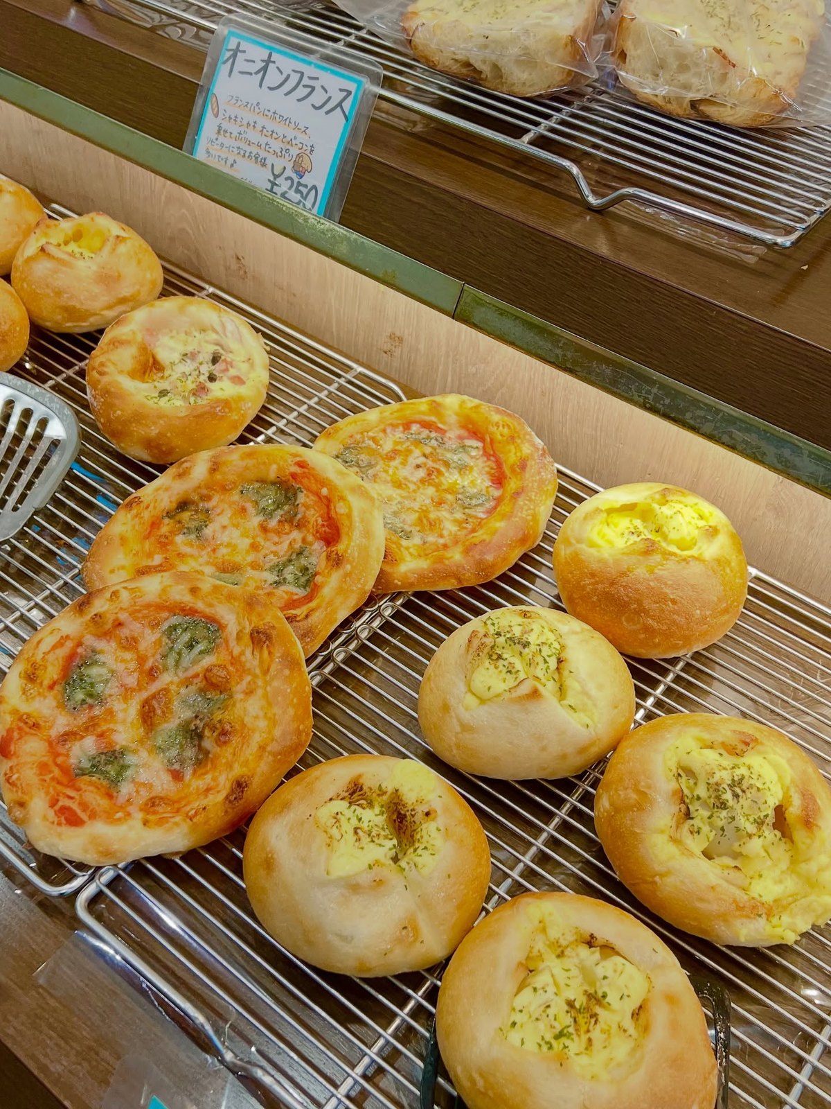 ポルボロンの焼きたて惣菜パンが並ぶ棚