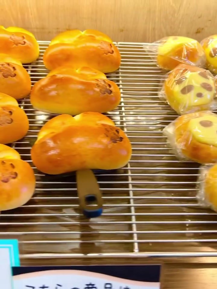 ポルボロンの棚に並ぶ丸パンやくるみパン