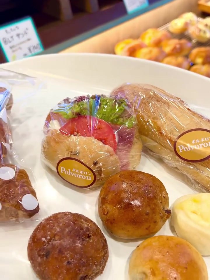 ポルボロンで買ったパンをのせたトレー、右上に細長いパン