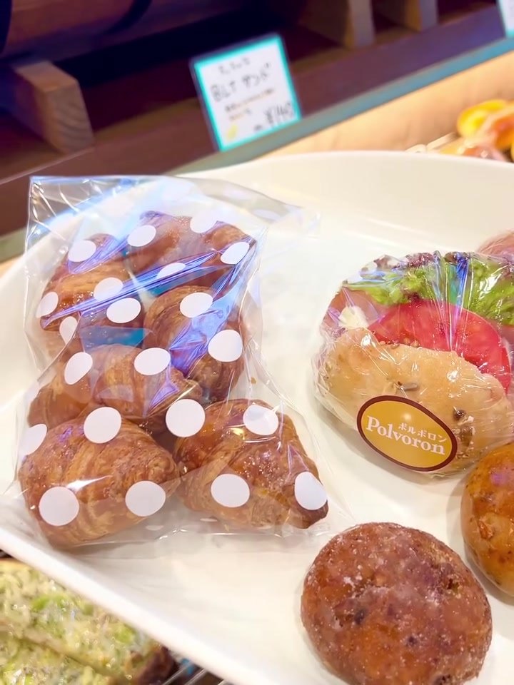ポルボロンの水玉の袋に入ったミニクロワッサンとバゲットサンド