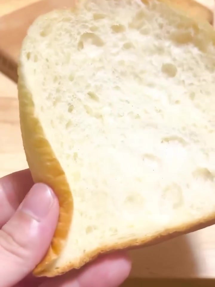 ポルボロンのパンの耳を手に持ったところ、断面がふわふわ