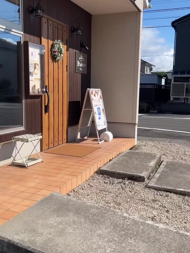 ブレッディアの外観、木の扉と店頭の看板