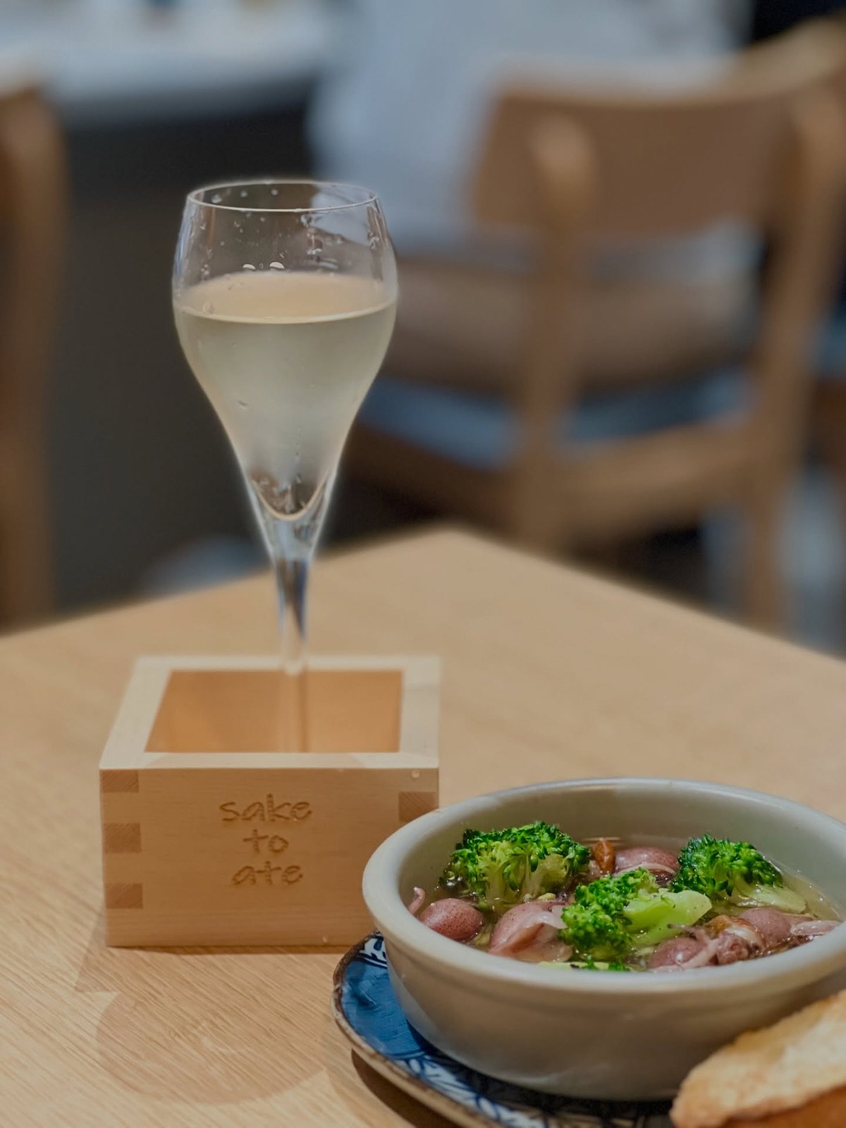 サケトアテ 升にのせたグラスの日本酒と小鉢