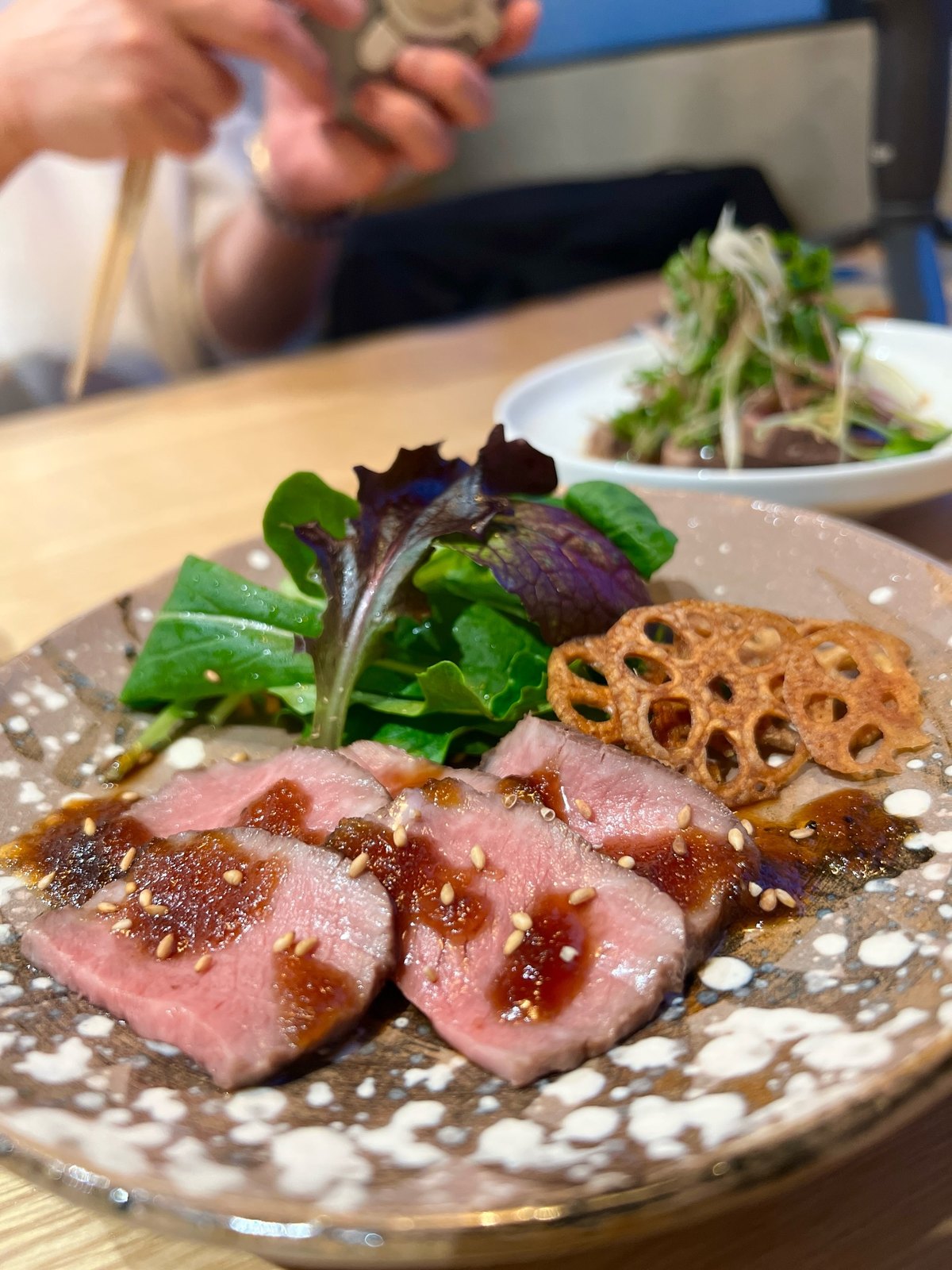 サケトアテ ローストビーフとレンコンチップの盛り合わせ