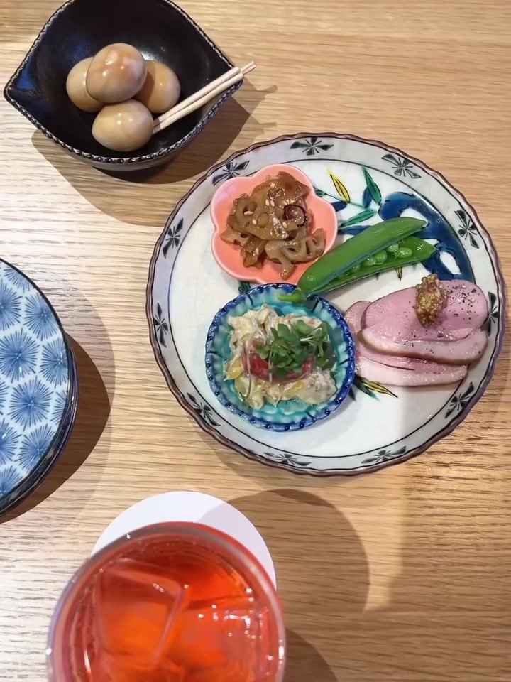 サケトアテ 前菜の盛り合わせと小鉢、赤いお酒