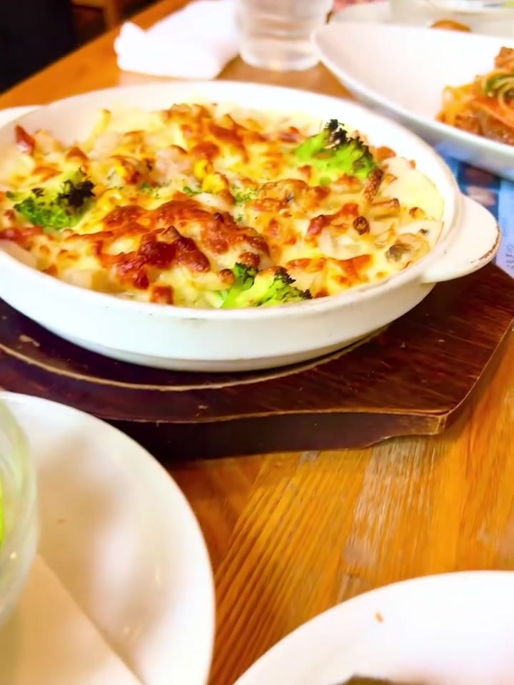タルティーナの熱々グラタン。ブロッコリー入りでこんがり焼き色