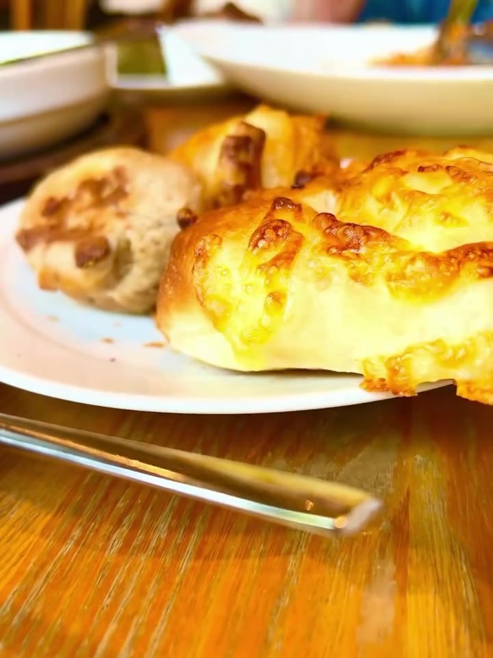 タルティーナのお皿に取ったチーズパンなど焼きたてパン