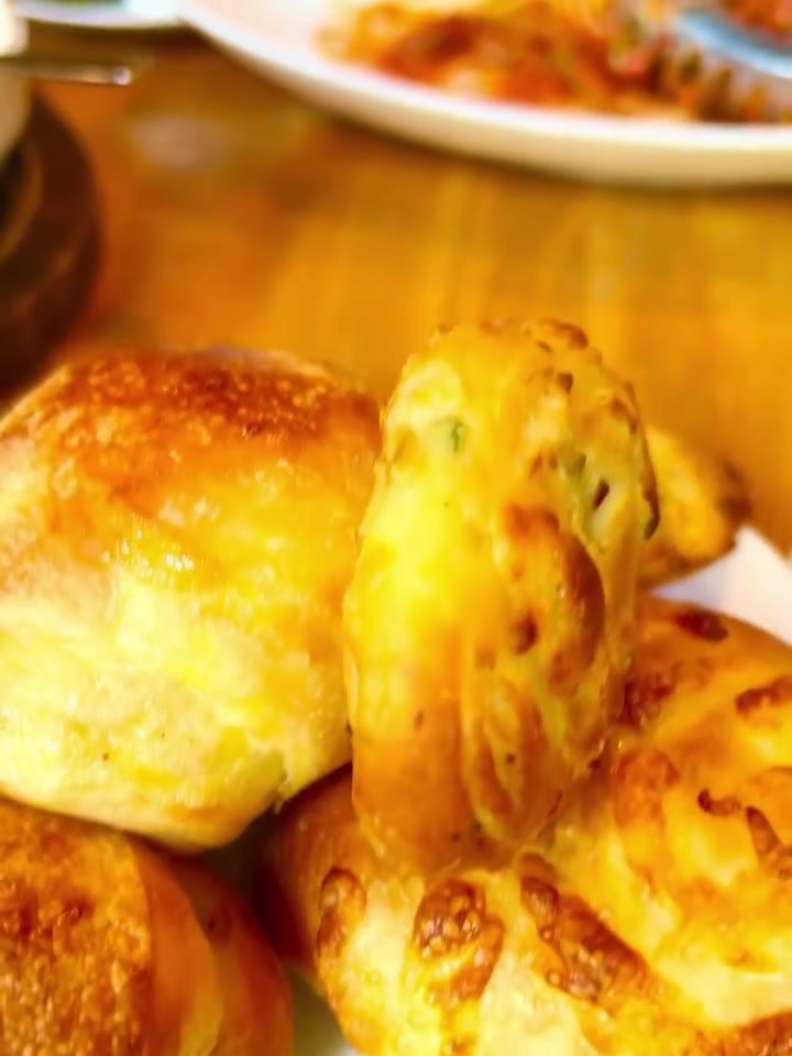 タルティーナの手のひらサイズの焼きたてチーズパン