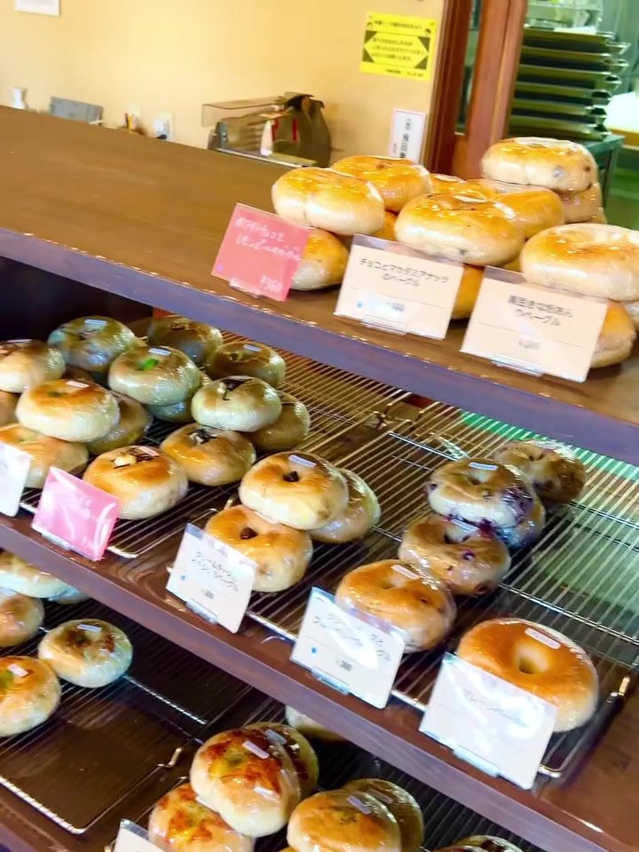 teto(テト)店内の棚に並ぶベーグルとパン