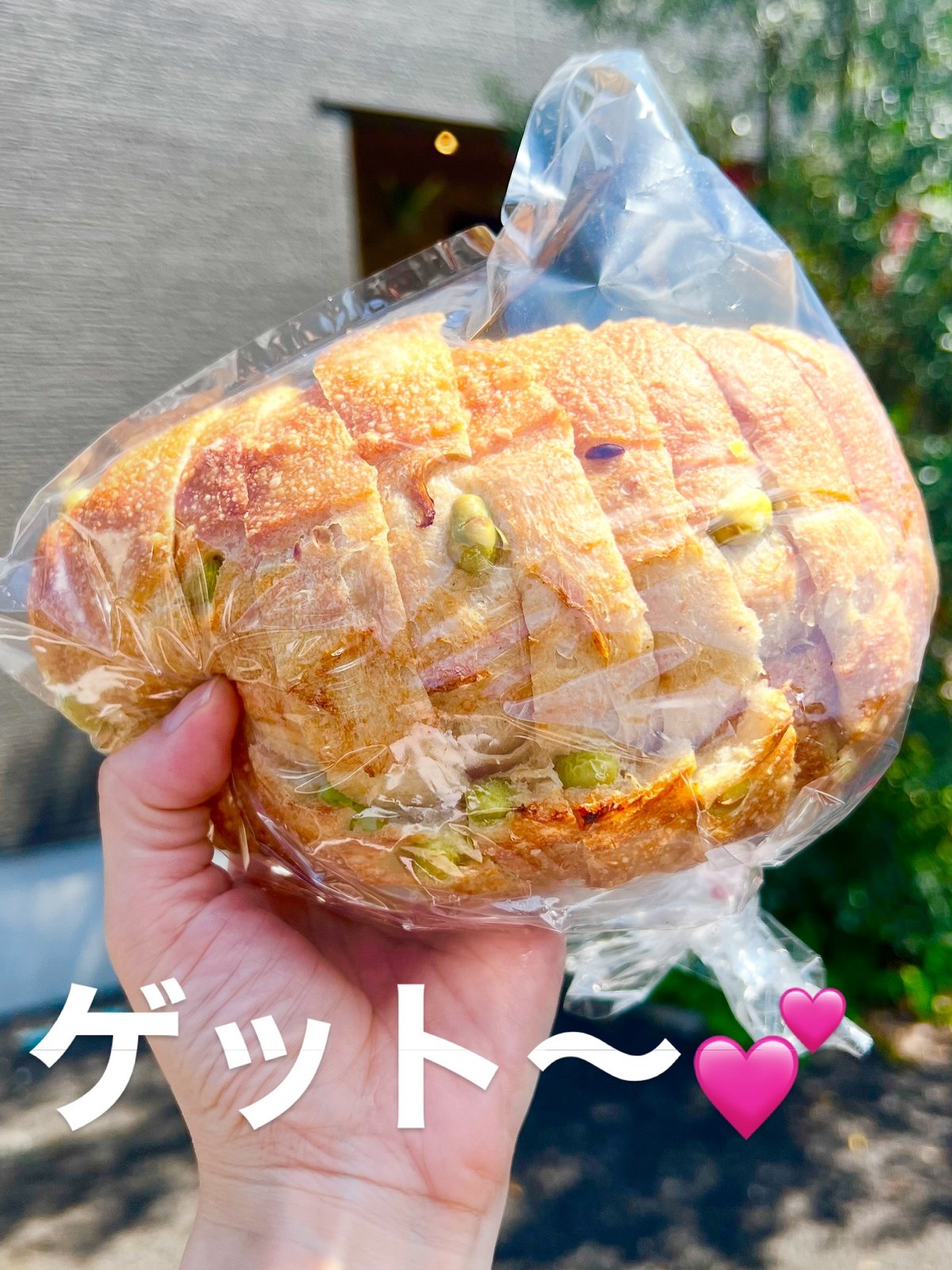 teto(テト)で買った枝豆パンを手に持ったところ